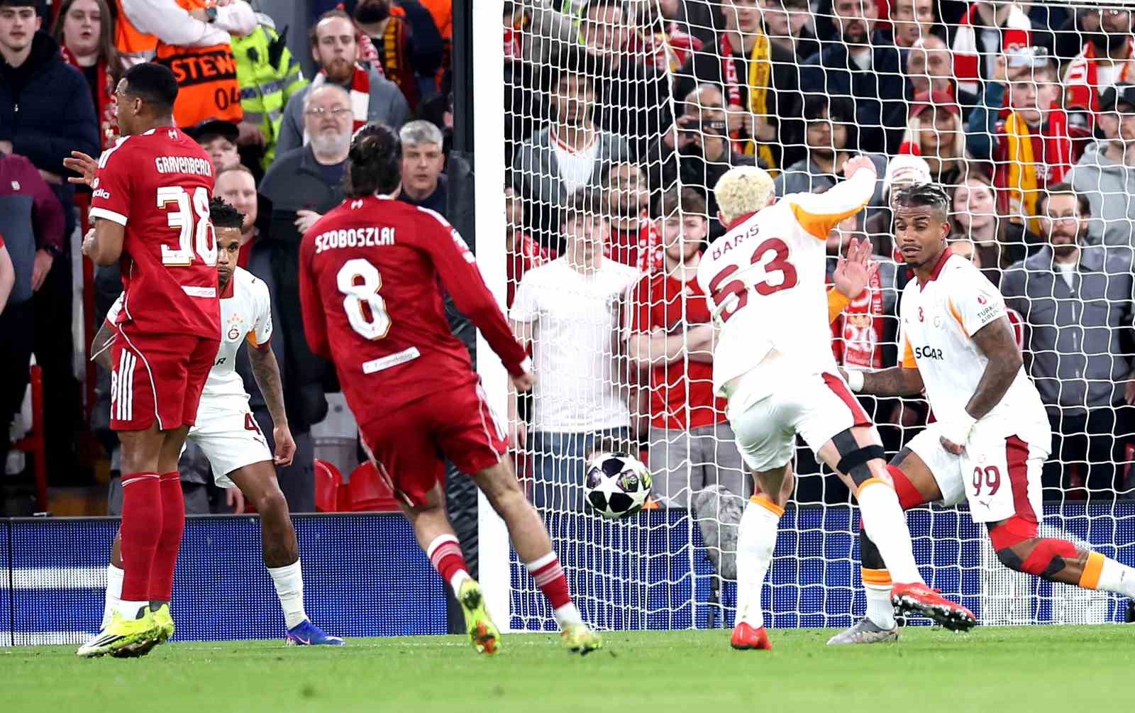 UEFA Şampiyonlar Ligi: Liverpool: 1 - Galatasaray: 0 (İlk yarı)

