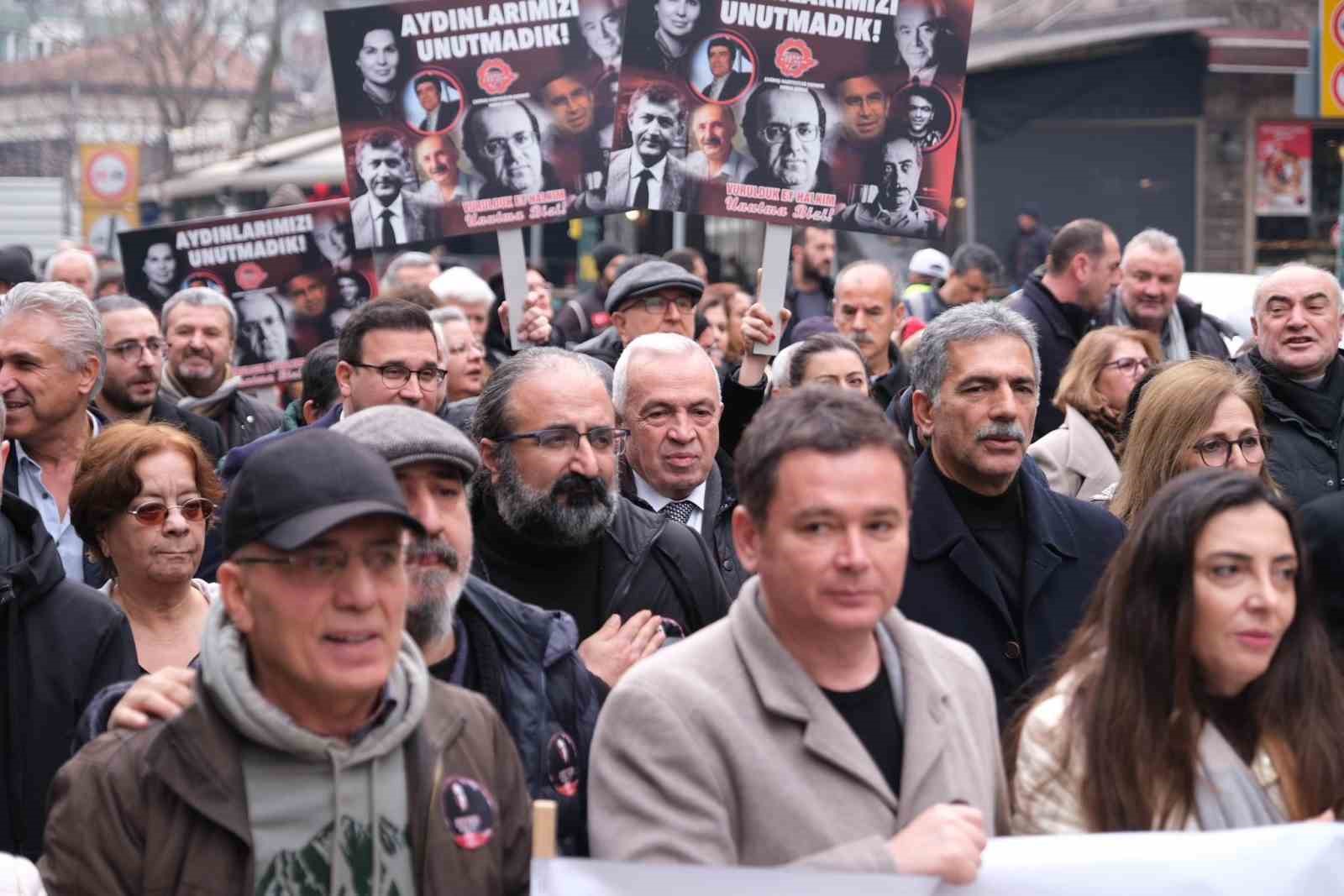 Uğur Mumcu için Bursa’da sevgi yürüyüşü
Uğur Mumcu için Bursa’da sevgi yürüyüşü