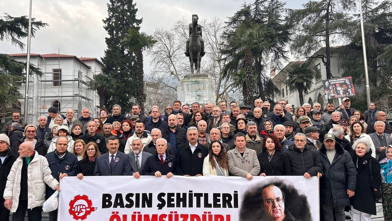 Uğur Mumcu için Bursa’da sevgi yürüyüşü
Uğur Mumcu için Bursa’da sevgi yürüyüşü