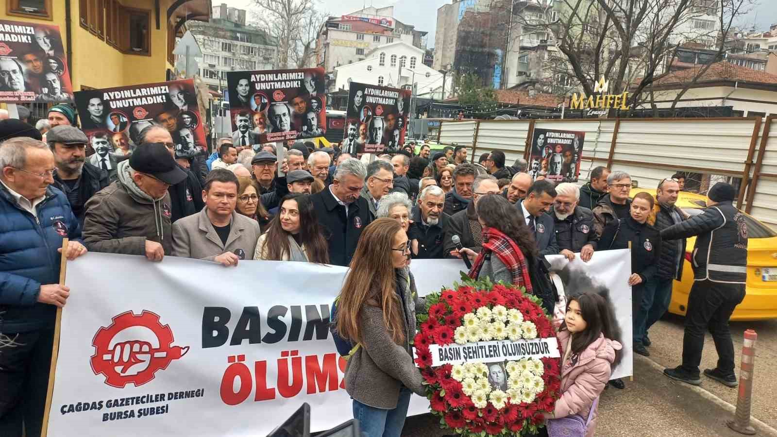 Uğur Mumcu için Bursa’da sevgi yürüyüşü
Uğur Mumcu için Bursa’da sevgi yürüyüşü