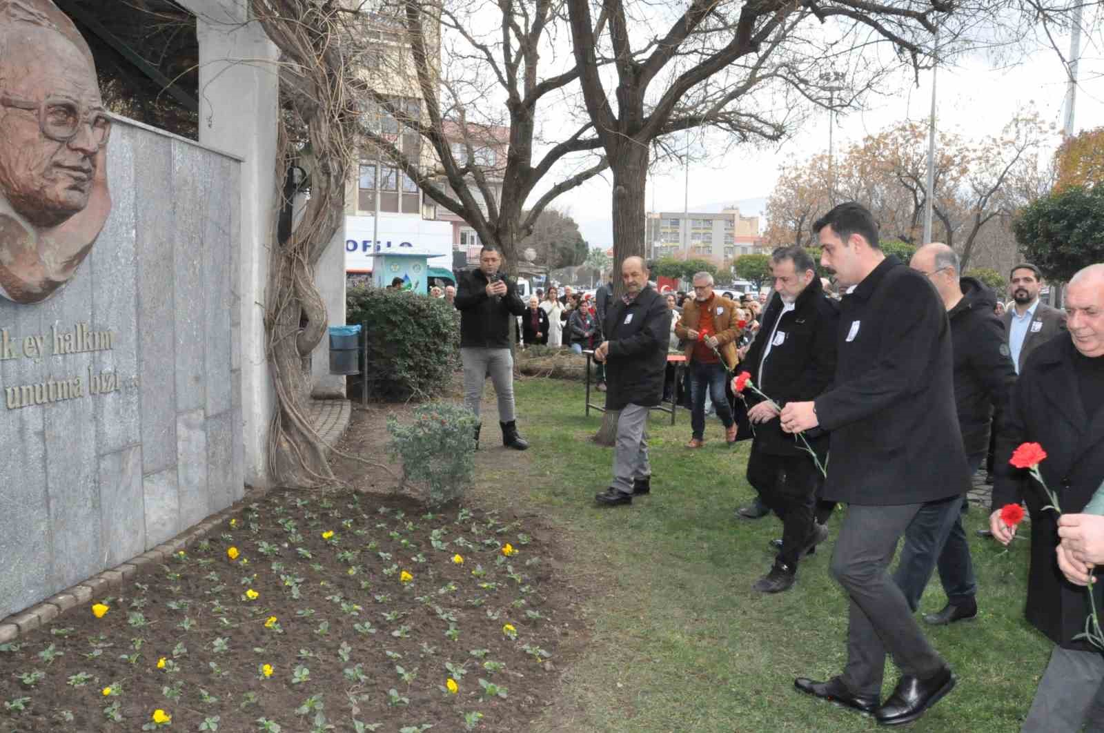 Uğur Mumcu, Salihli’de karanfillerle anıldı
