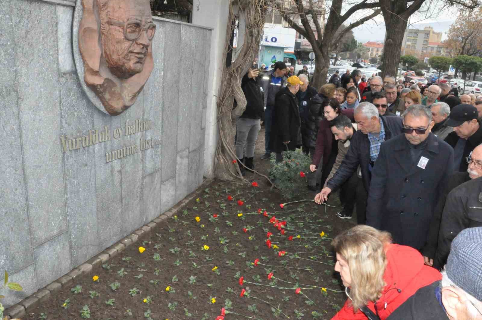 Uğur Mumcu, Salihli’de karanfillerle anıldı
