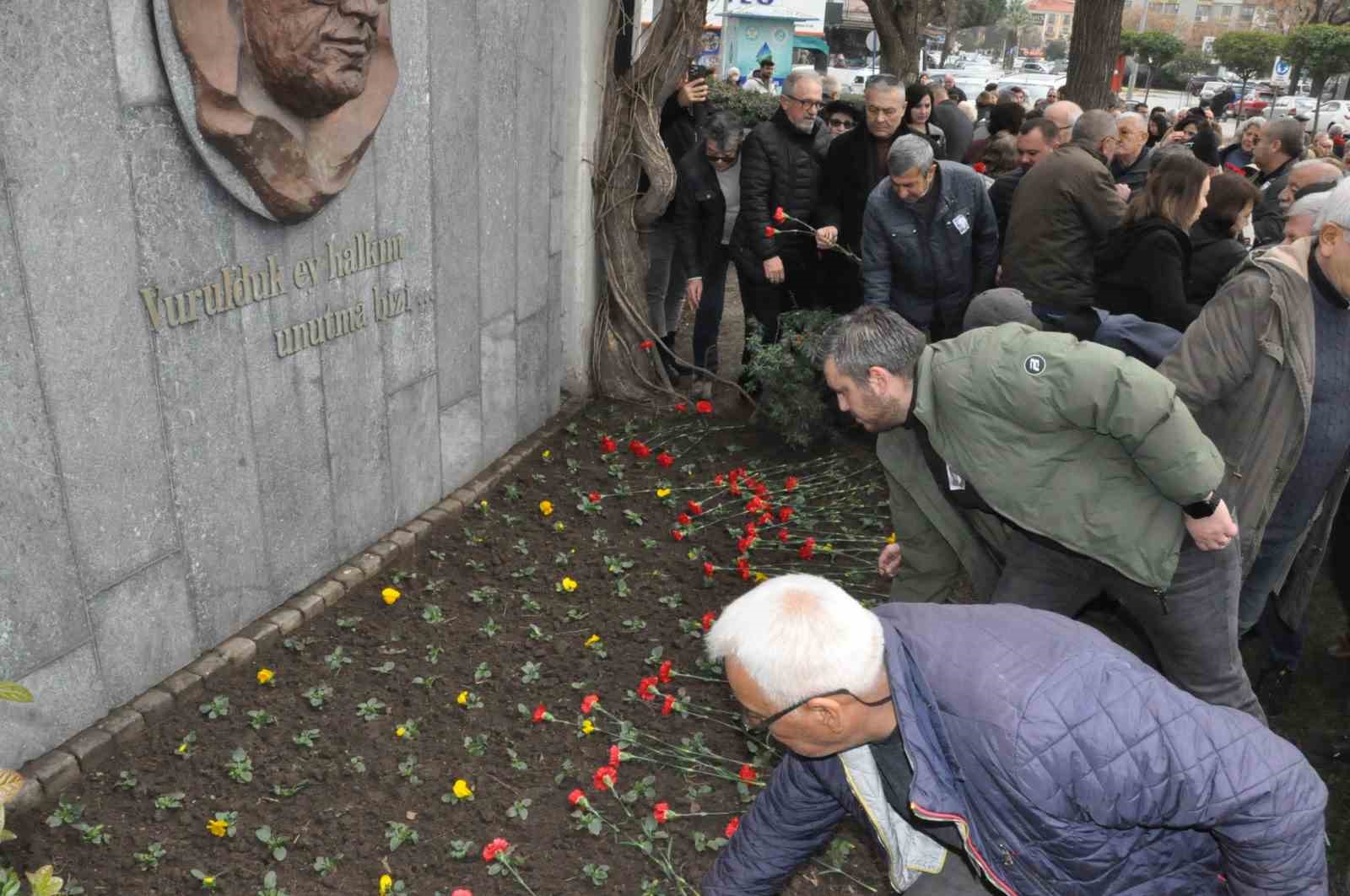 Uğur Mumcu, Salihli’de karanfillerle anıldı

