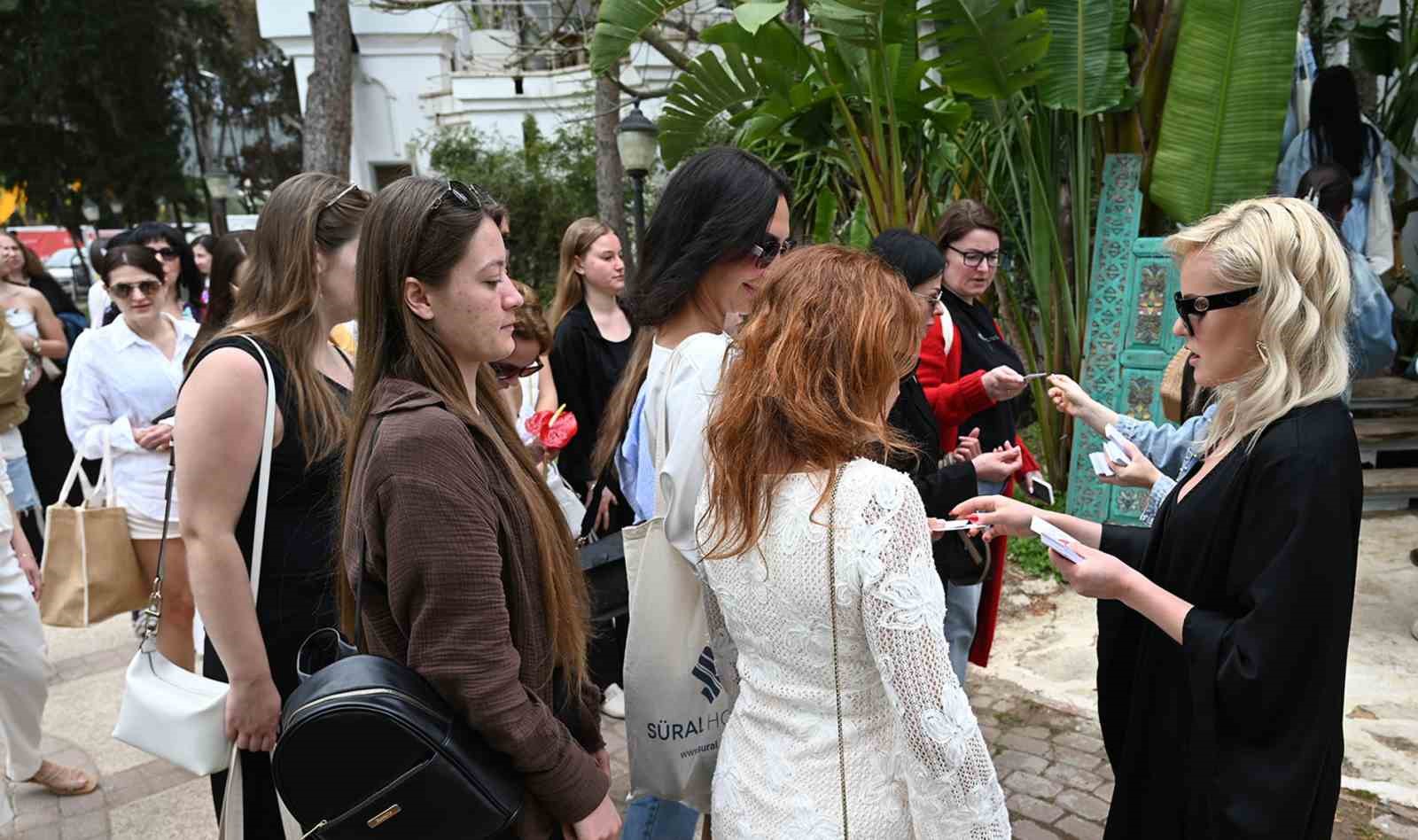 Ukrayna’dan gelen 100 seyahat acentesi yetkilisi Kemer turizmi hakkında bilgi aldı
