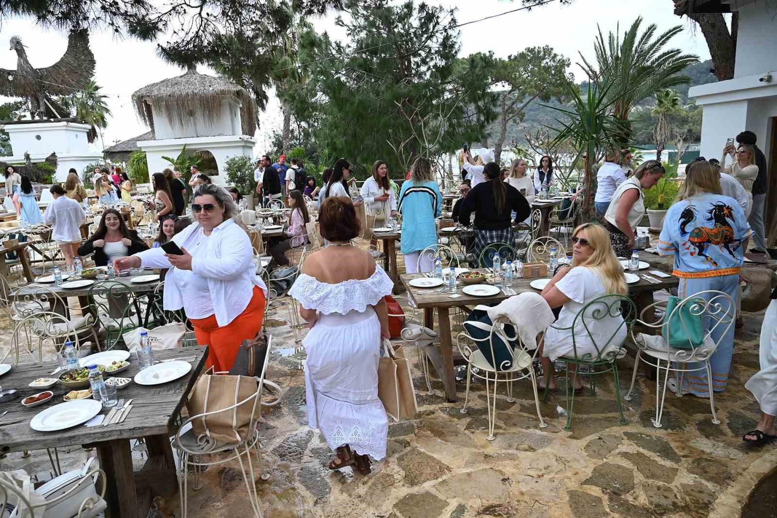 Ukrayna’dan gelen 100 seyahat acentesi yetkilisi Kemer turizmi hakkında bilgi aldı
