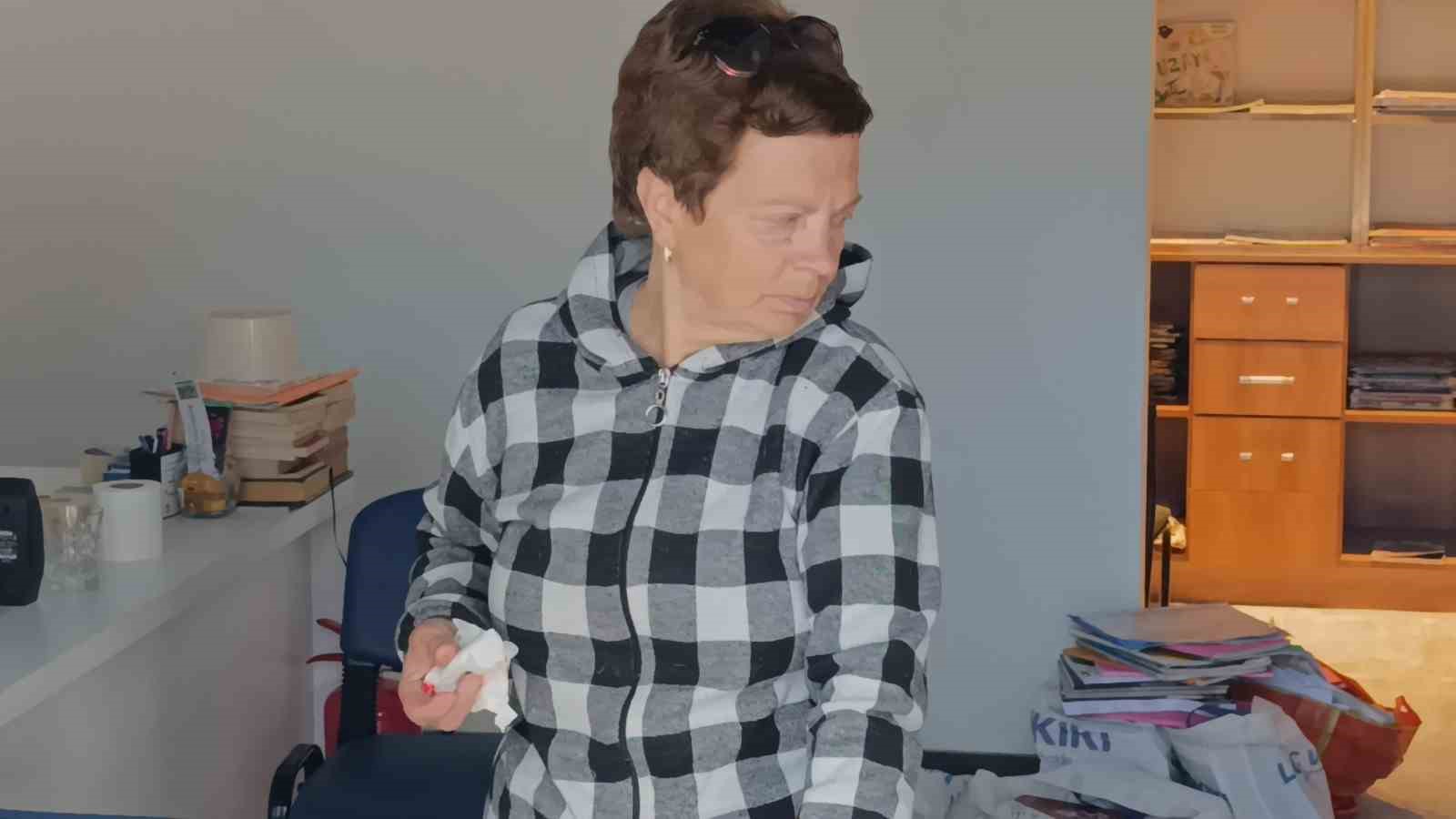 Ukraynalı kadın hayatının şokunu yaşadı, kurt köpeğiyle dalaşan kucağındaki köpeği parmağını parçaladı
