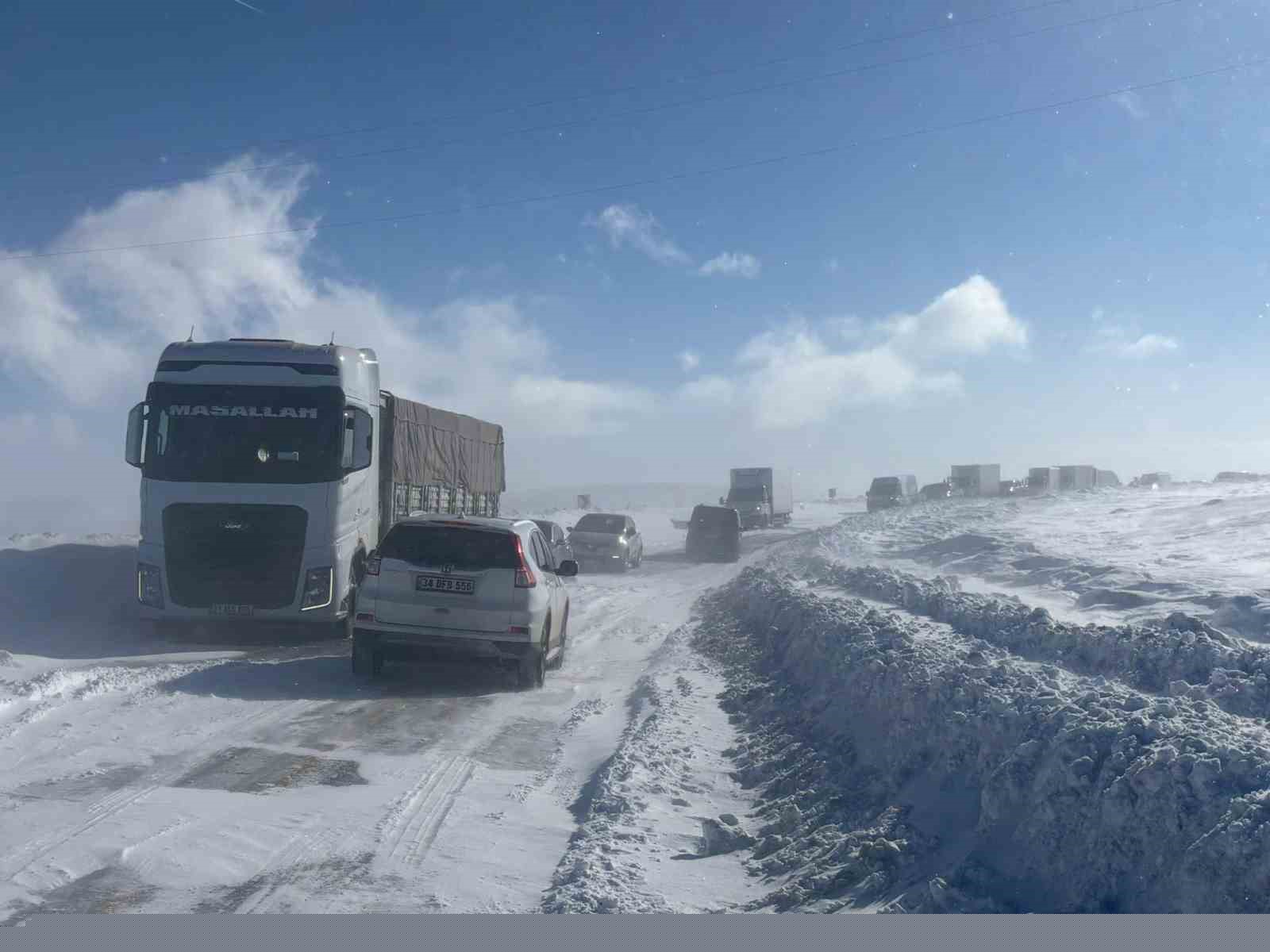 Ulaşıma kar ve tipi engeli

