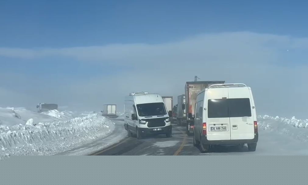 Ulaşıma kar ve tipi engeli
