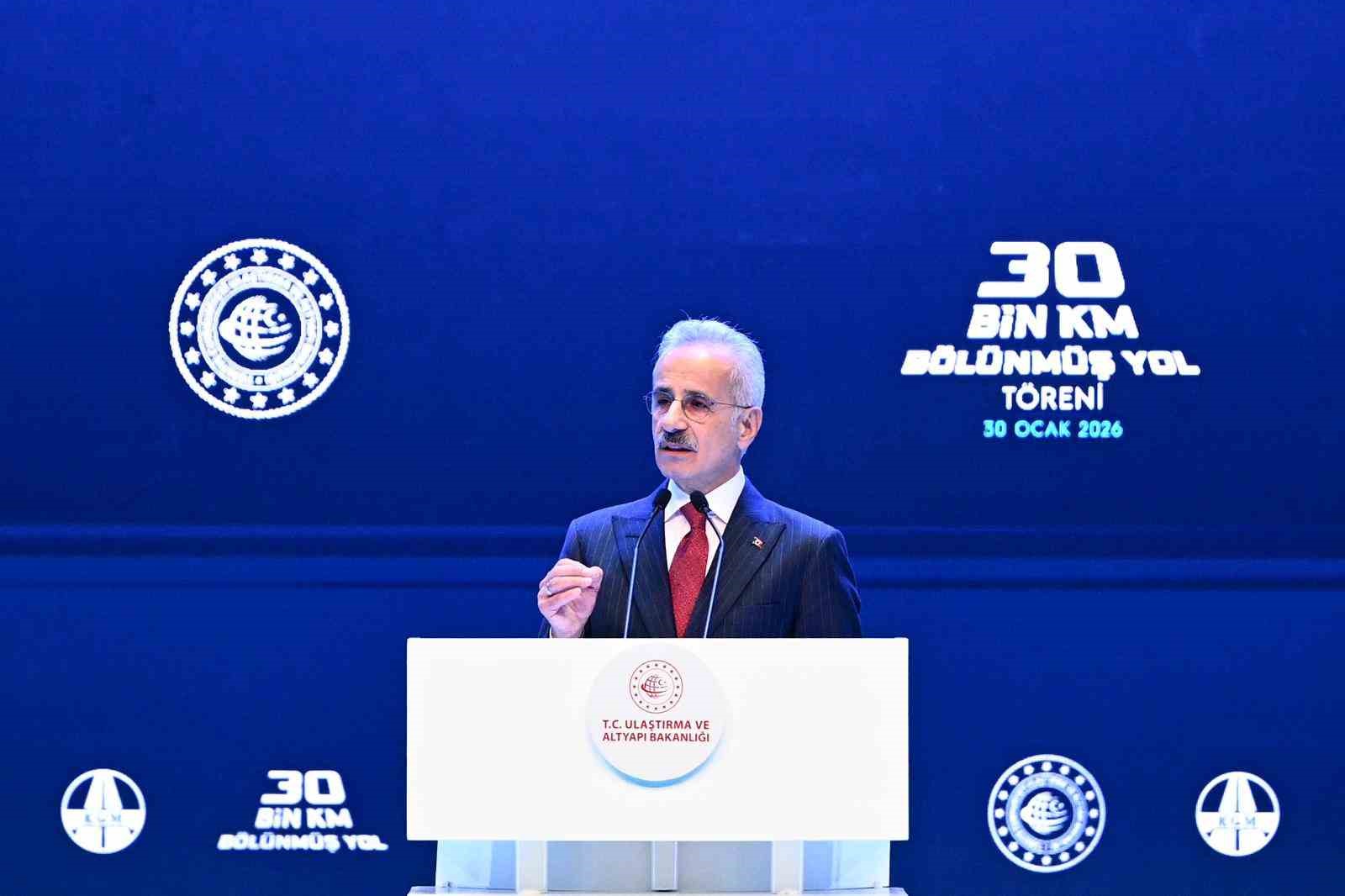 Ulaştırma ve Altyapı Bakanı Uraloğlu: "2002’de 6 bin 101 kilometre olan bölünmüş yol ağımızı bugün 30 bin kilometreye çıkardık"
