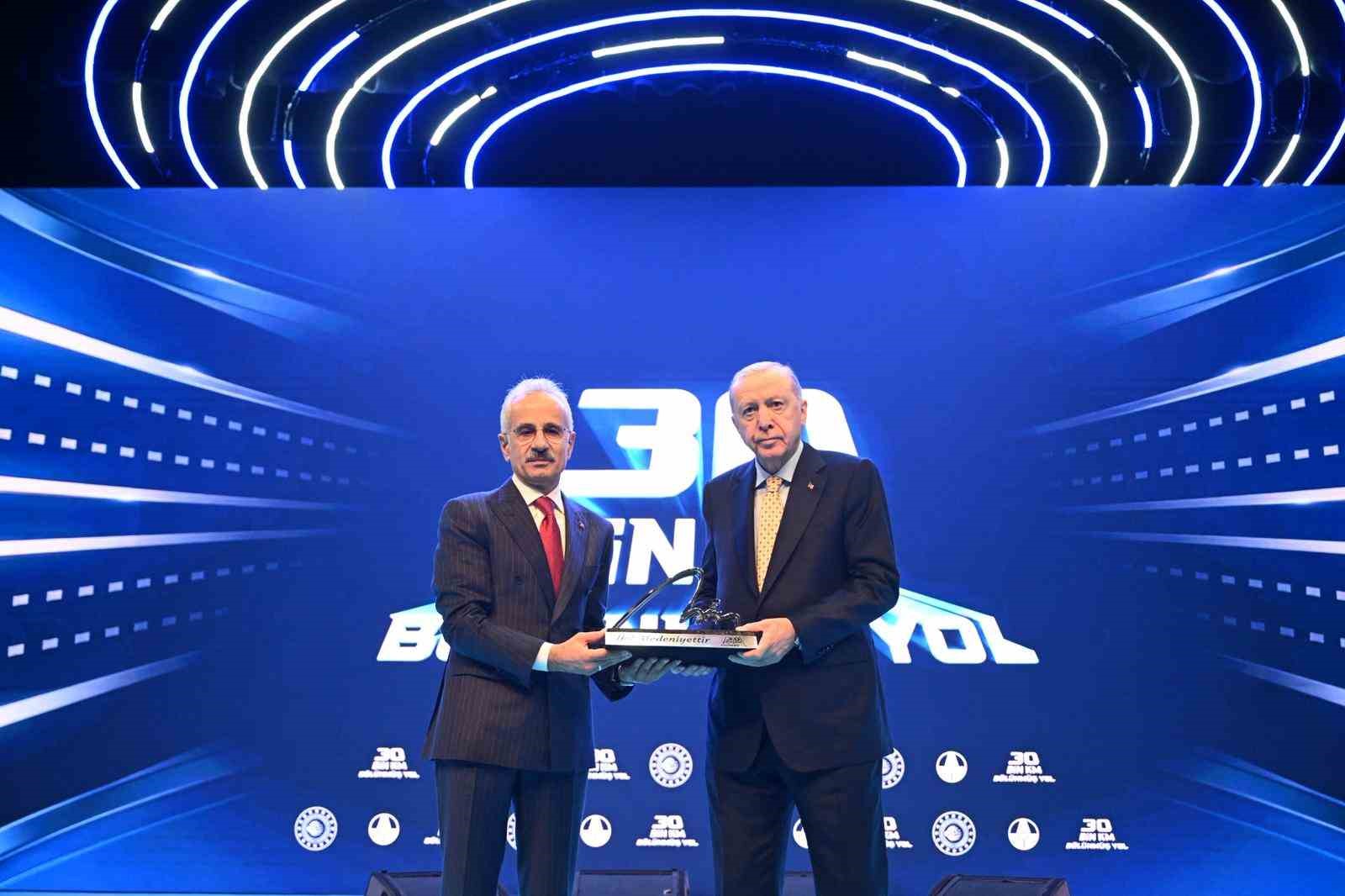 Ulaştırma ve Altyapı Bakanı Uraloğlu: "2002’de 6 bin 101 kilometre olan bölünmüş yol ağımızı bugün 30 bin kilometreye çıkardık"
