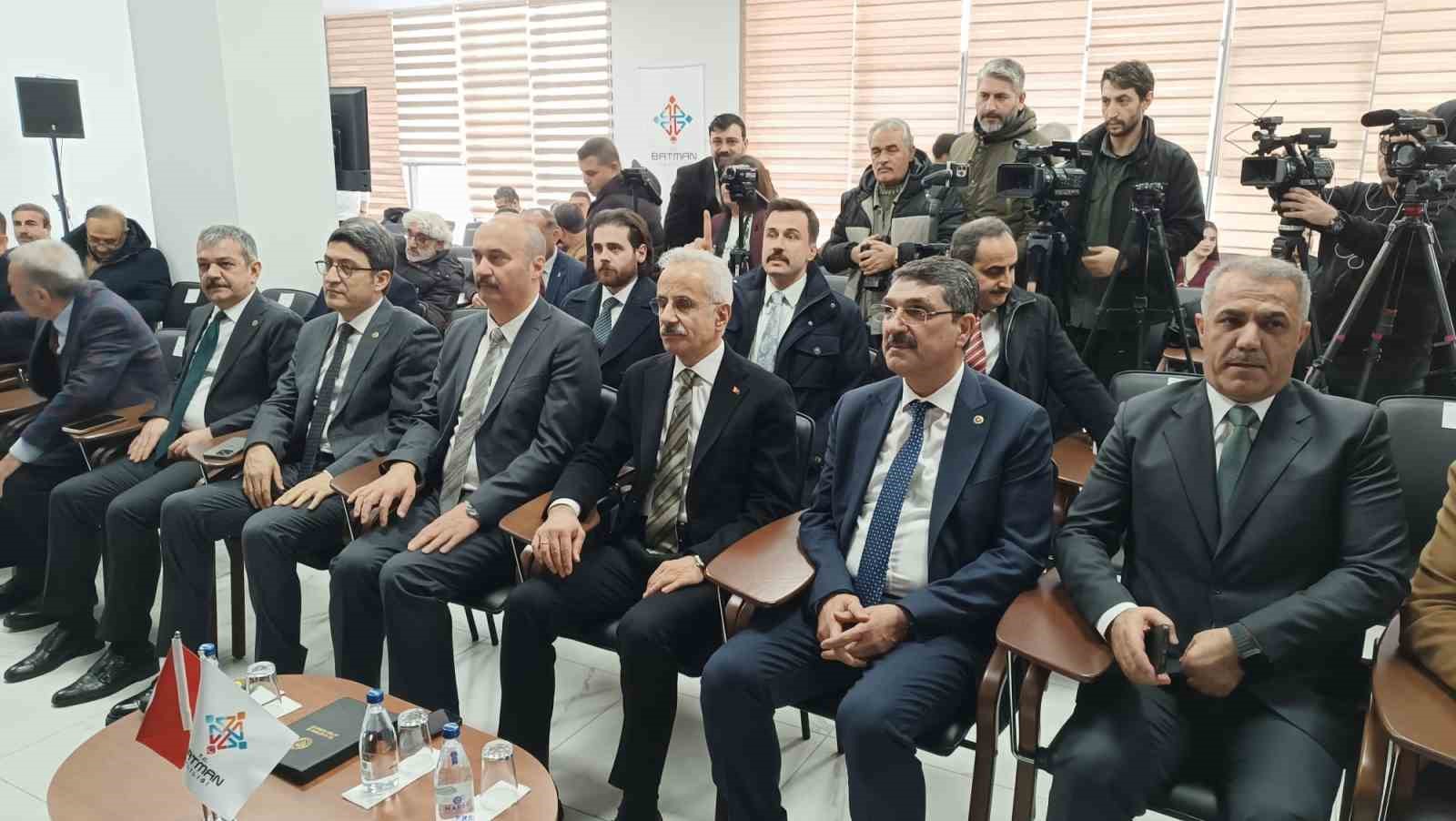 Ulaştırma ve Altyapı Bakanı Uraloğlu: "Terörü bitirmek üzere çok önemli bir sürecin kritik bir aşamasındayız"
Ulaştırma ve Altyapı Bakanı Uraloğlu: "Terörü bitirmek üzere çok önemli bir sürecin kritik bir aşamasındayız"