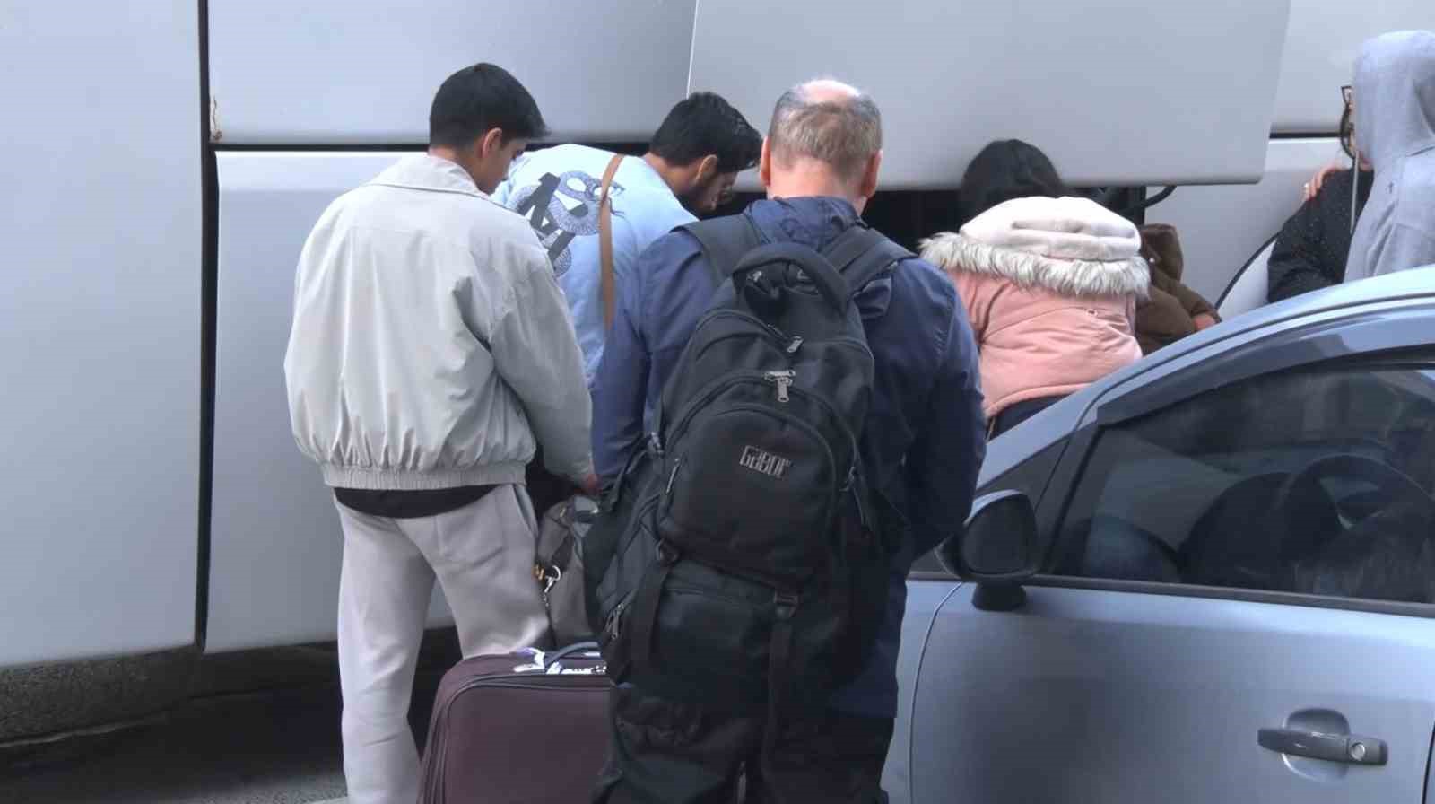 Ülkelerine giden İranlılardan Amerika ve İsrail’e tepki
