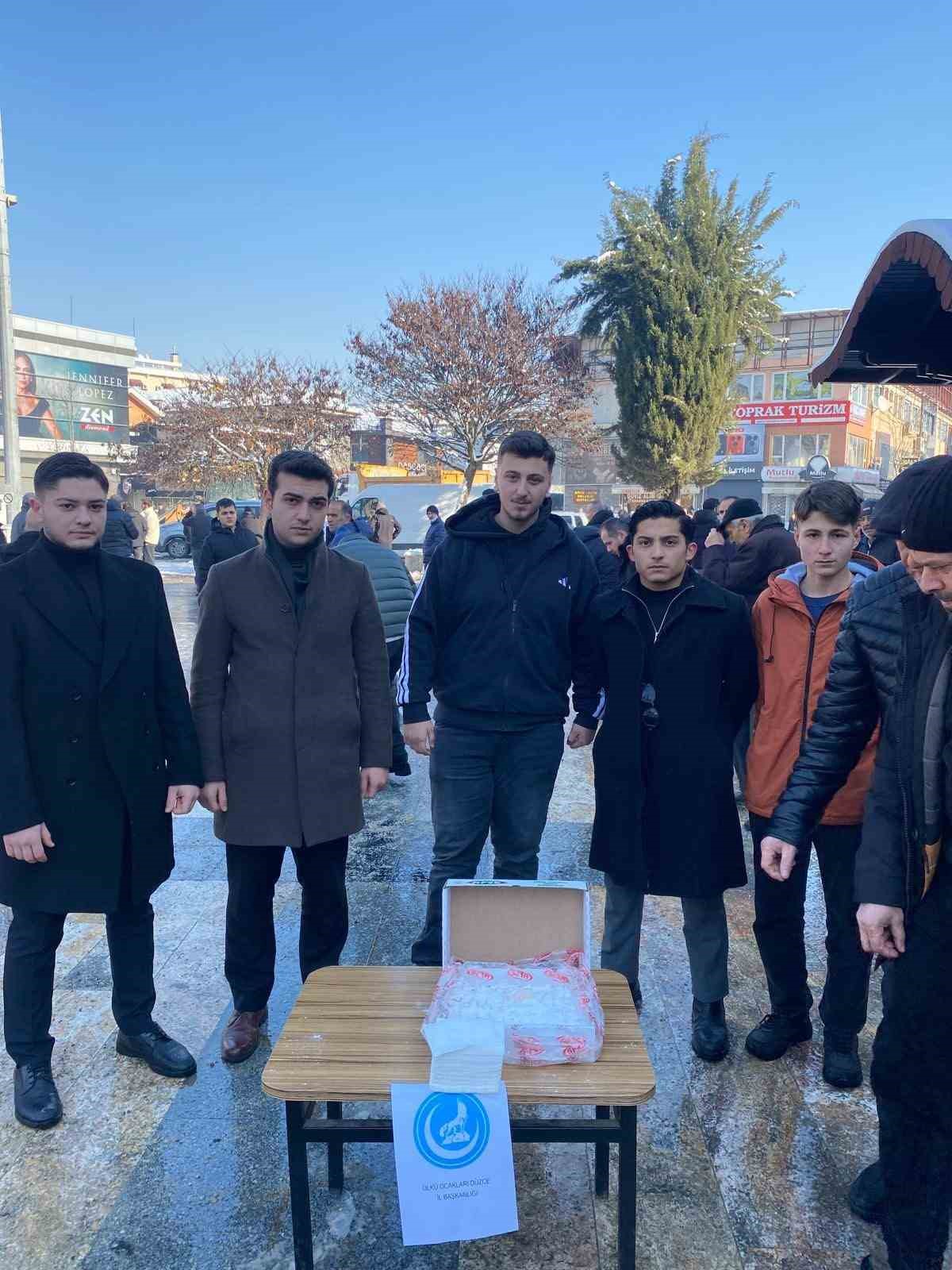 Ülkü Ocakları’ndan şehitler anısına lokum ikramı
