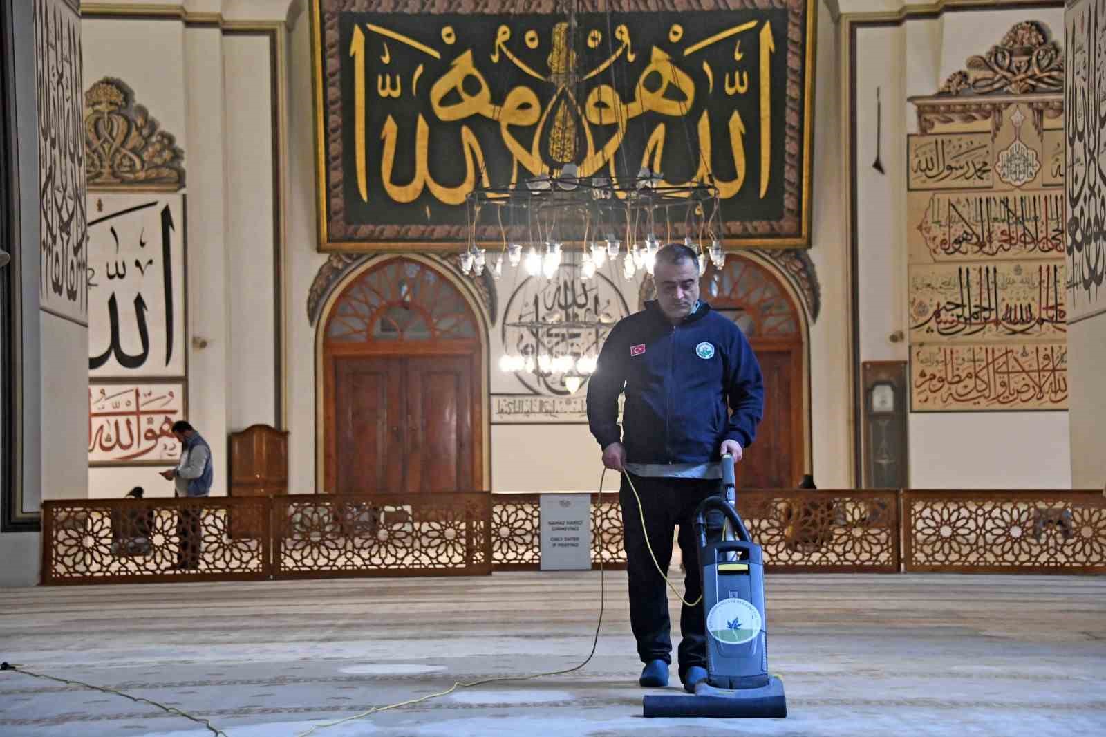 Ulu Cami, teravihlere hazır
Ulu Cami, teravihlere hazır