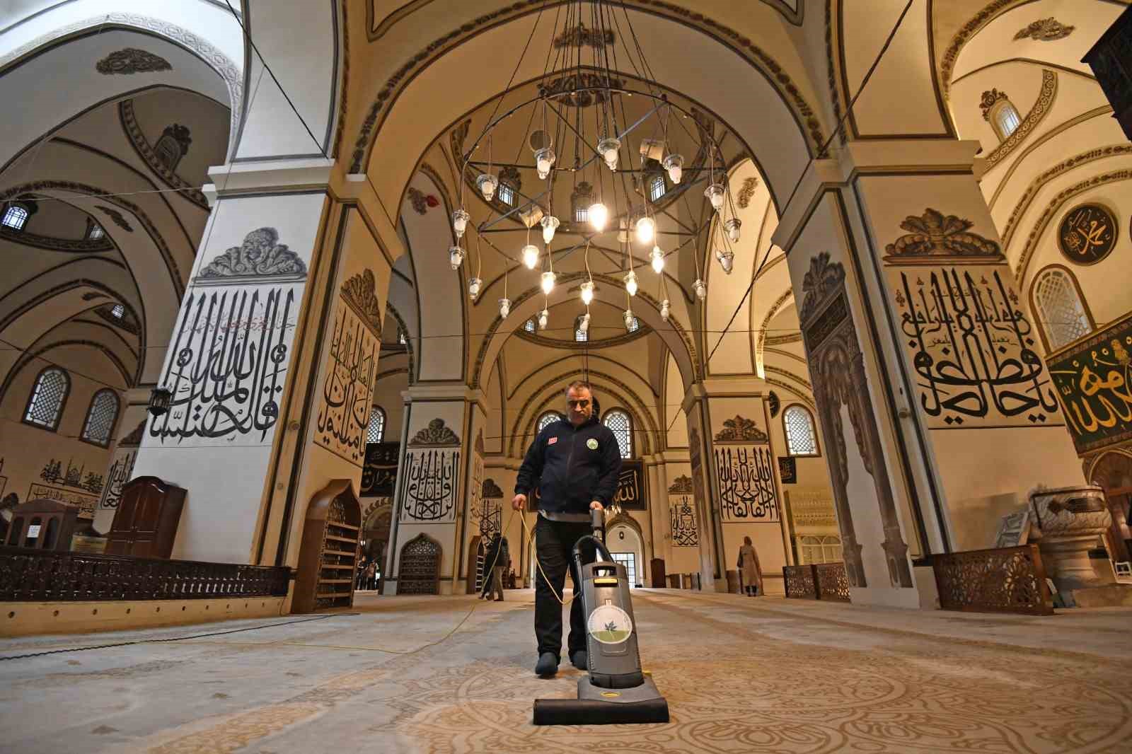 Ulu Cami, teravihlere hazır
Ulu Cami, teravihlere hazır