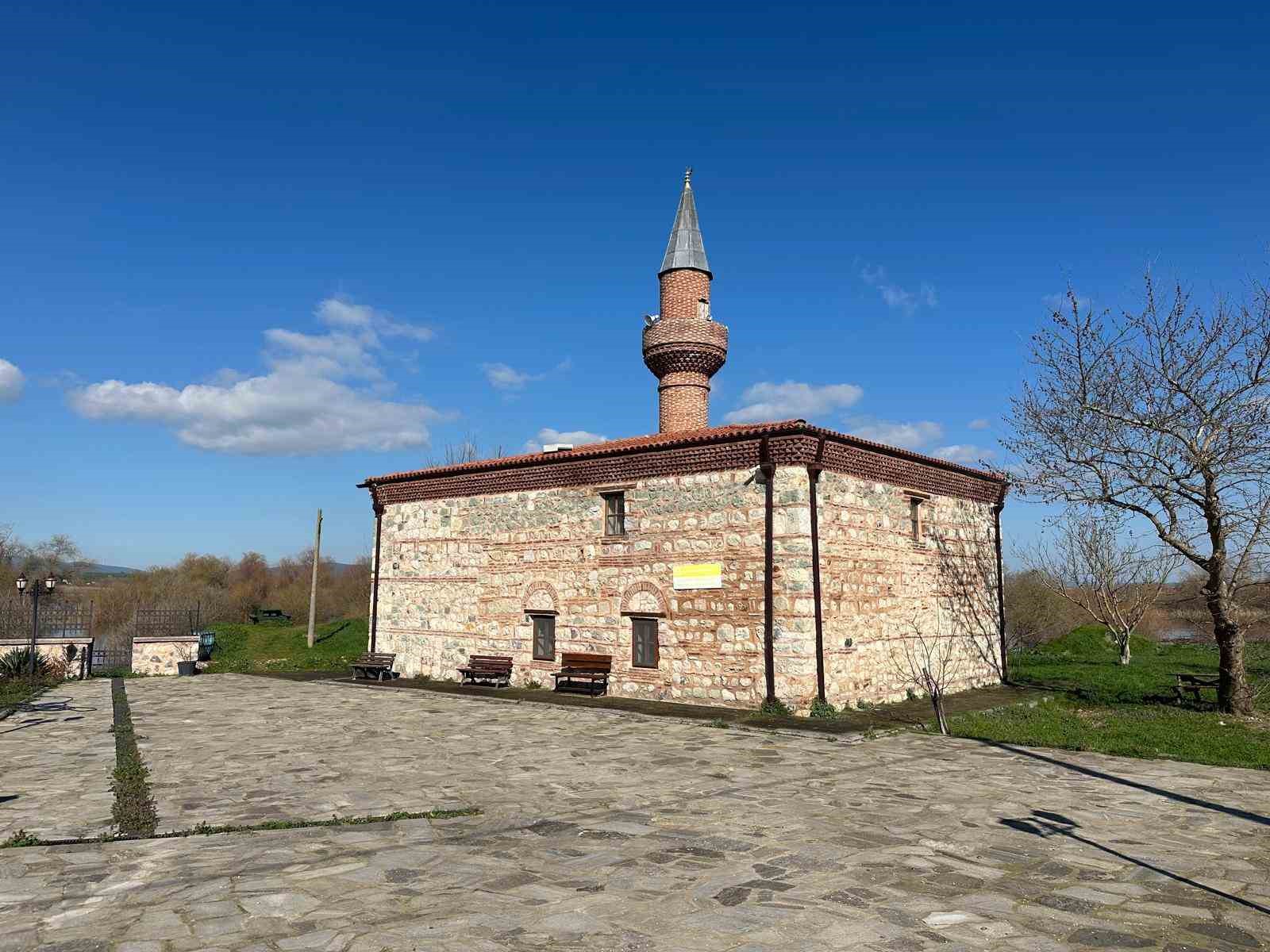 Uluabat Gölü’nün suları 625 yıllık camiyi tehdit ediyor
