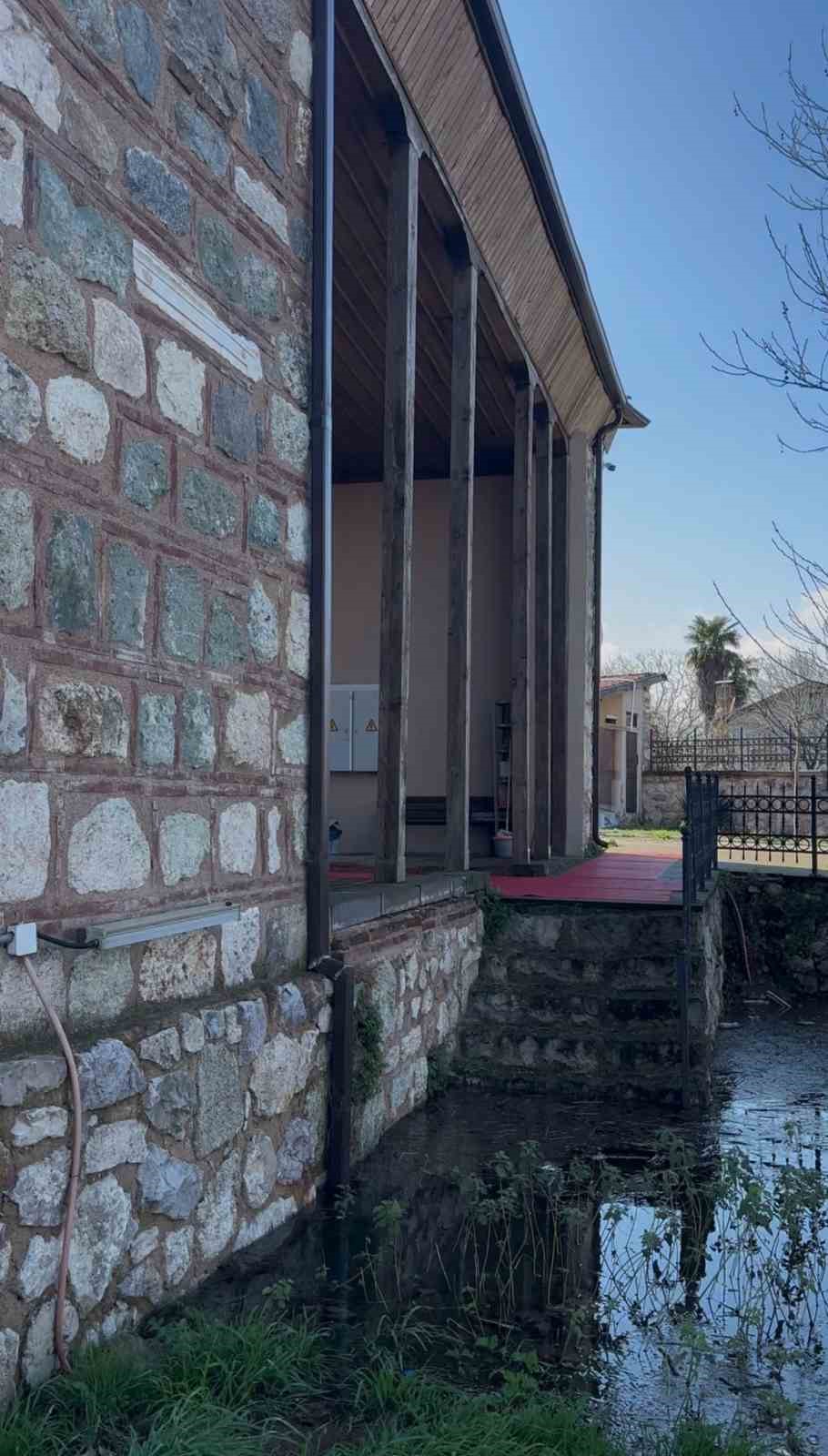 Uluabat Gölü’nün suları 625 yıllık camiyi tehdit ediyor
