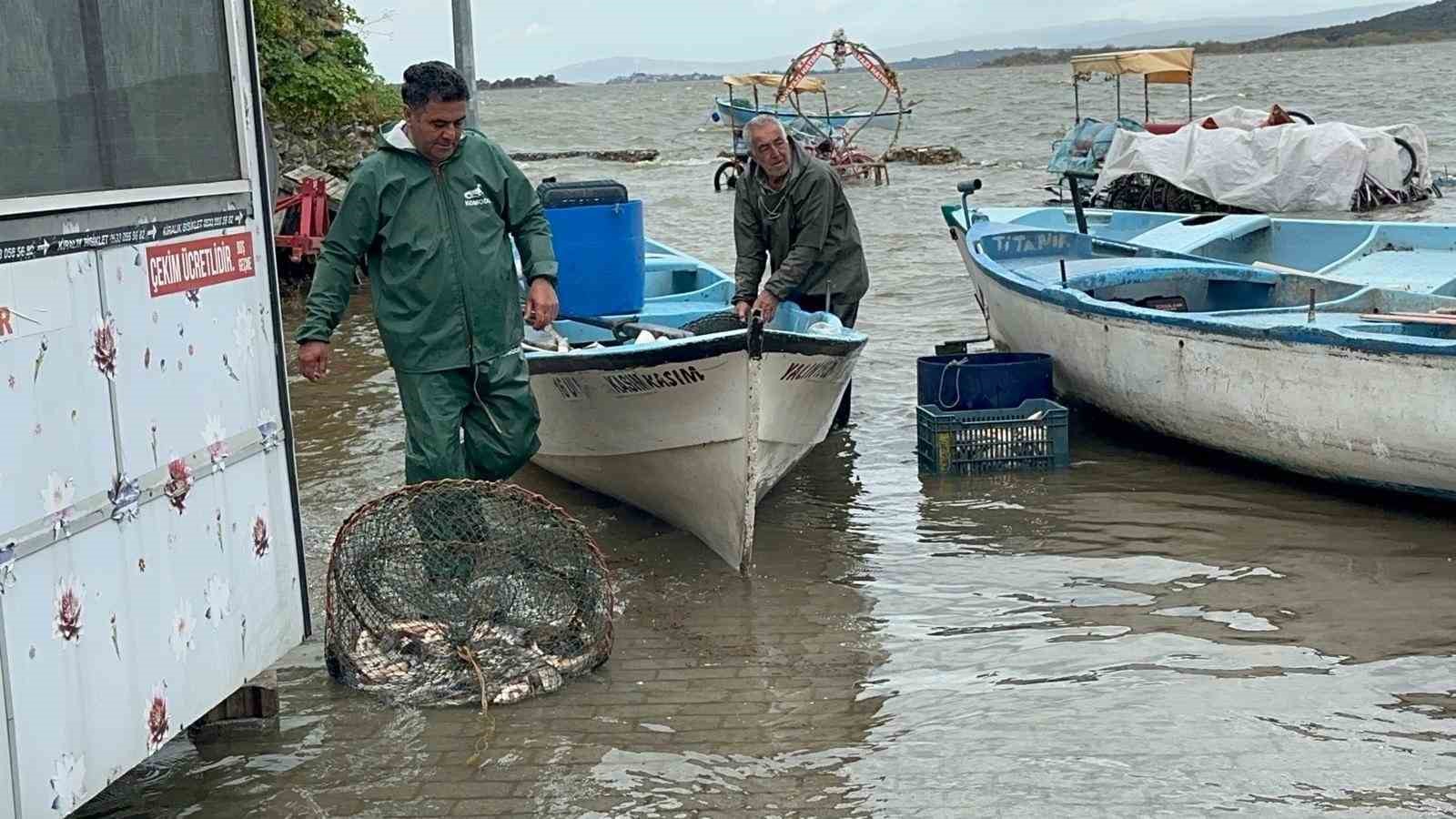Ulubat Gölü’nde su çok olunca yakalanamayan turna sezonu pahalı açıldı
