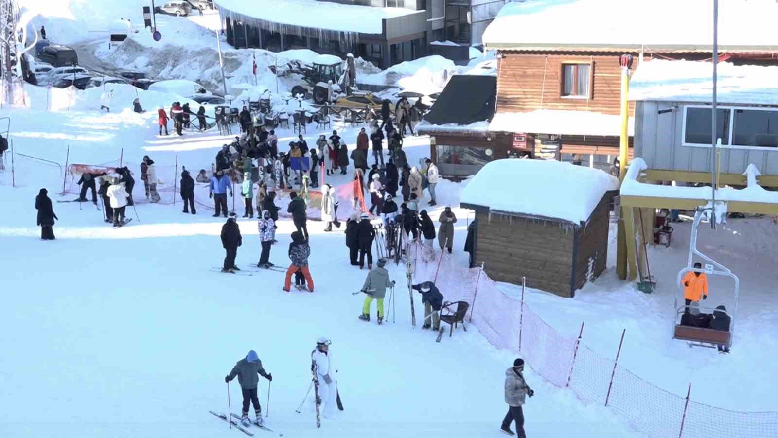 Uludağ rengarenk, sömestr cümbüşü yaşanıyor..

