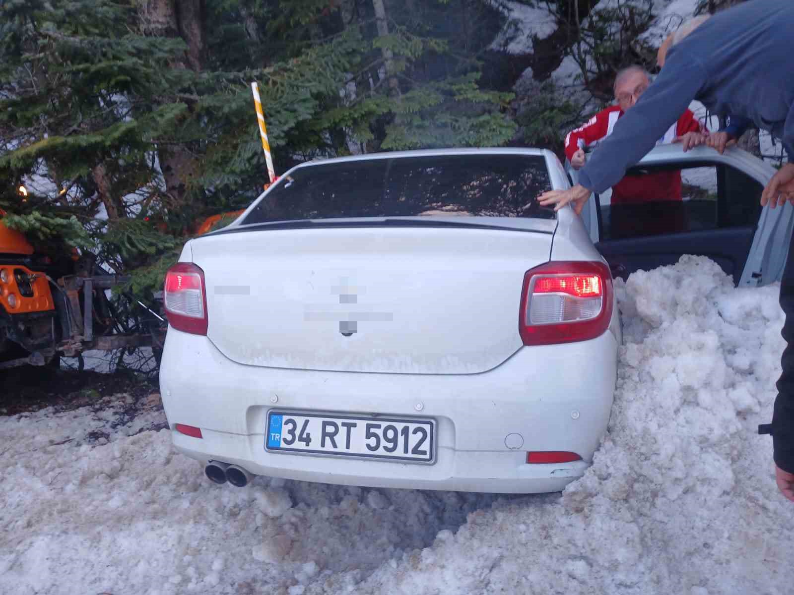 Uludağ yolunda kar küreme aracı otomobille çarpıştı: 2 yaralı
