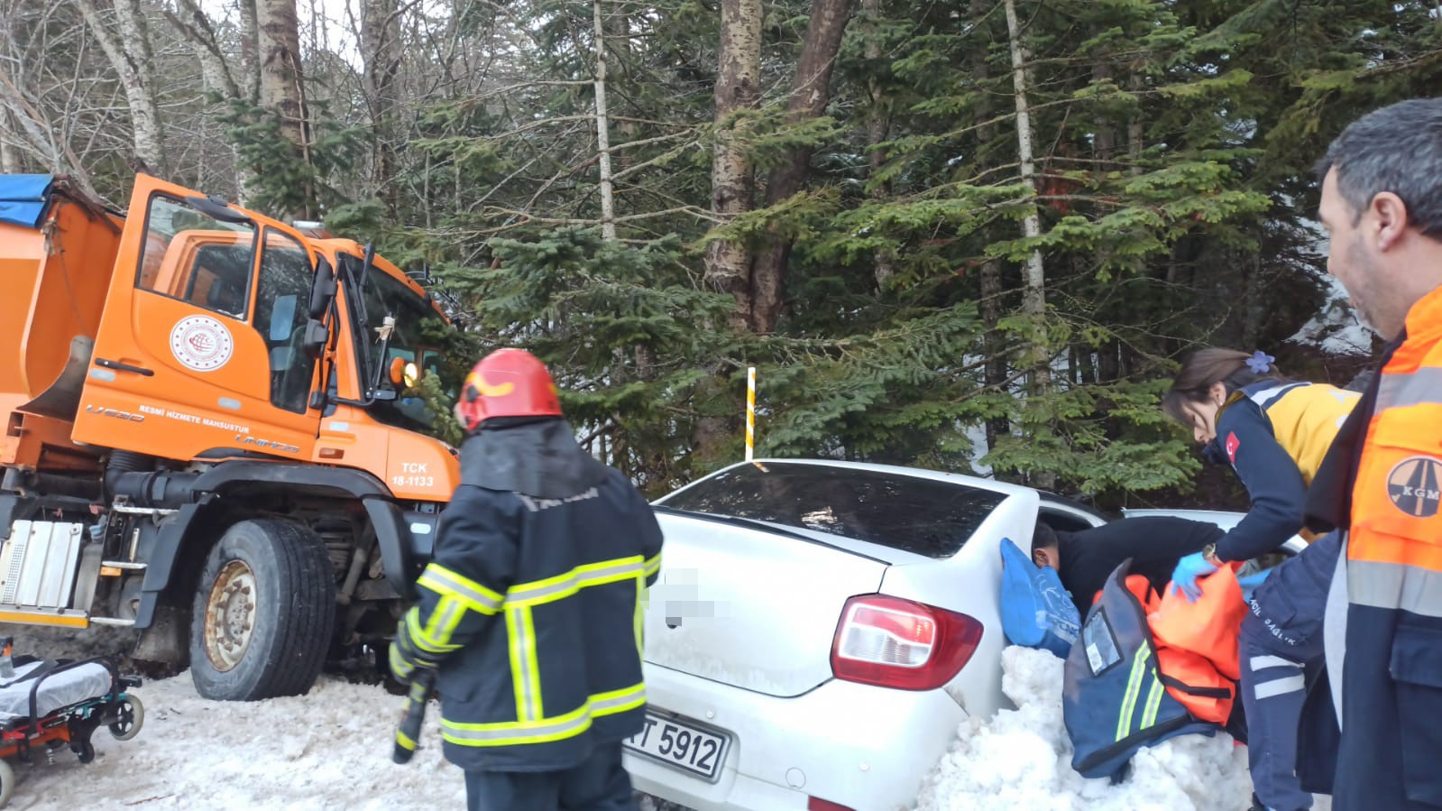 Uludağ yolunda kar küreme aracı otomobille çarpıştı: 2 yaralı

