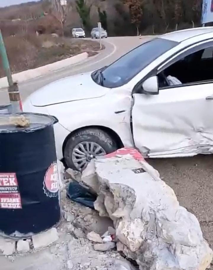 Uludağ yolunda kontrolden çıkan araç bariyerlere çarptı
