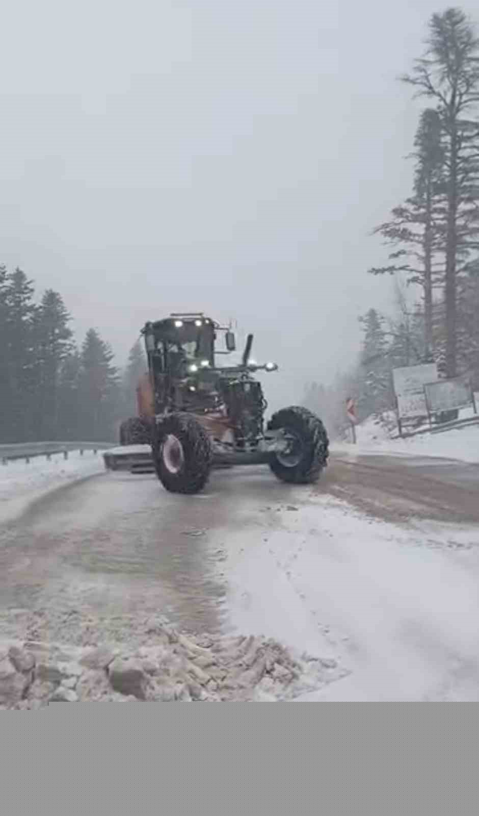 Uludağ’da bayramda kar sürprizi: Yollar beyaza büründü, ekipler seferber oldu
