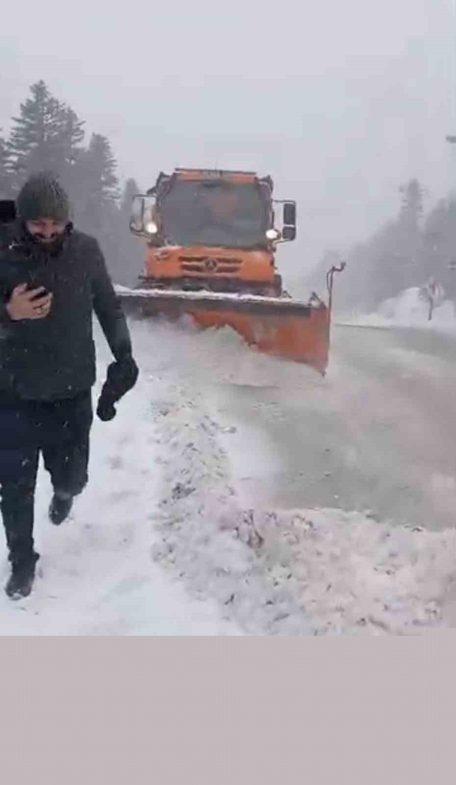 Uludağ’da bayramda kar sürprizi: Yollar beyaza büründü, ekipler seferber oldu
