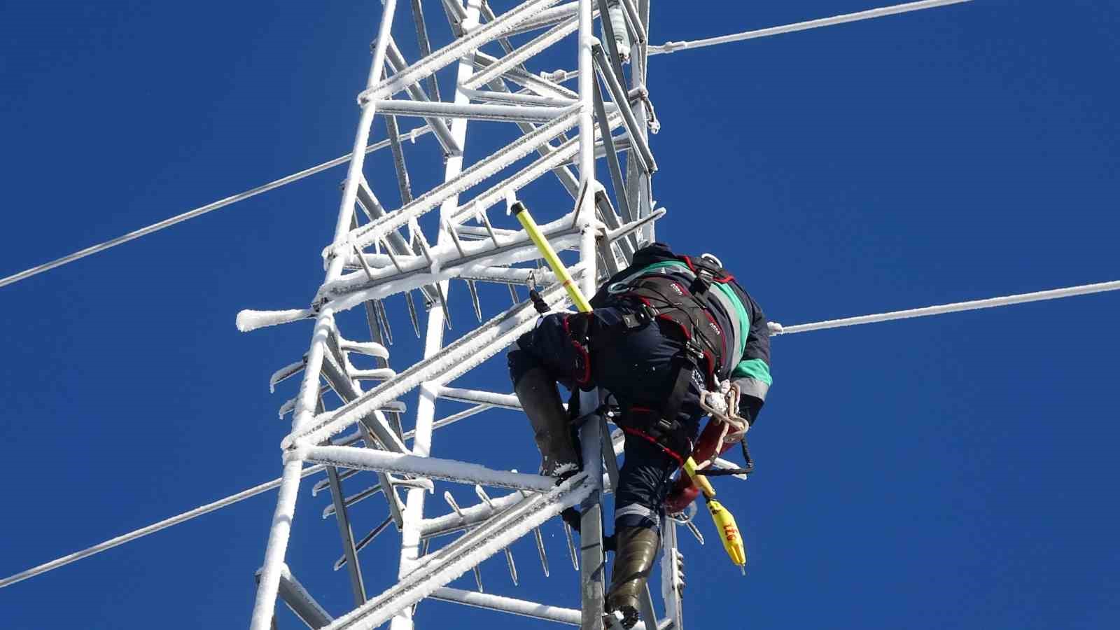 Uludağ’da beline kadar kara gömülen ekiplerin zorlu mesaisi
