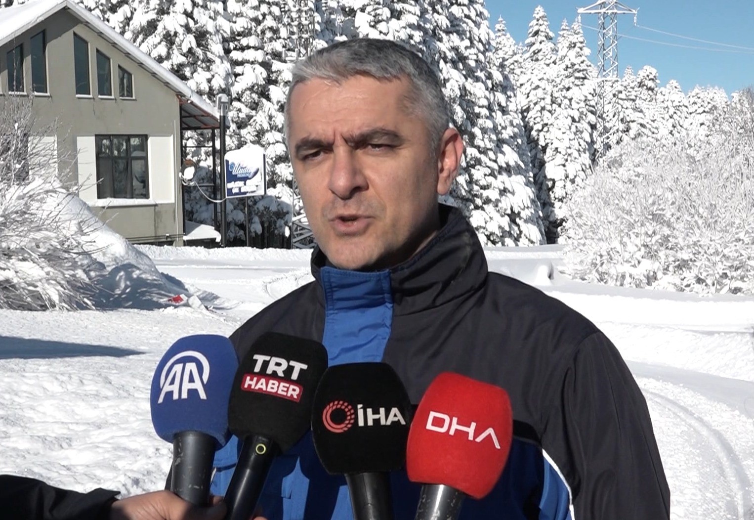 Uludağ’da beline kadar kara gömülen ekiplerin zorlu mesaisi
