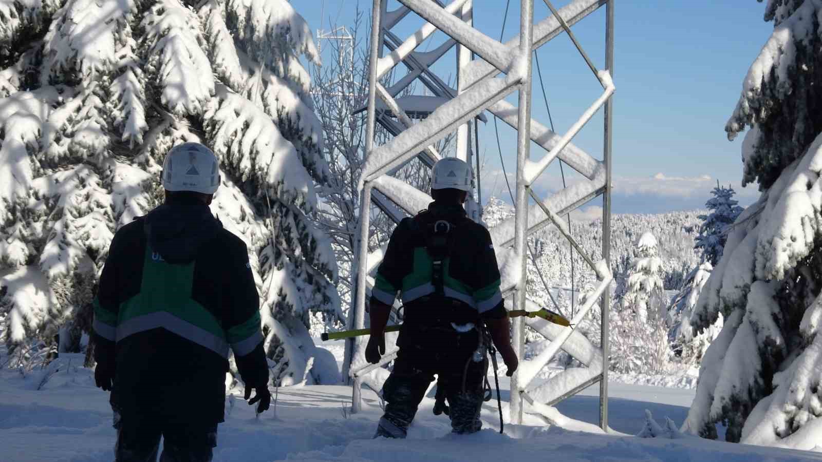 Uludağ’da beline kadar kara gömülen ekiplerin zorlu mesaisi
