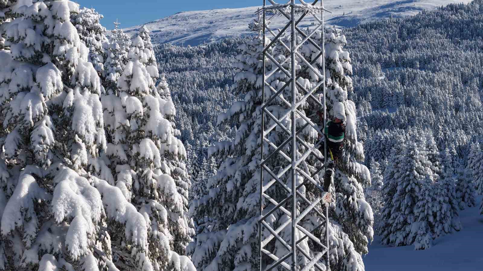 Uludağ’da beline kadar kara gömülen ekiplerin zorlu mesaisi
