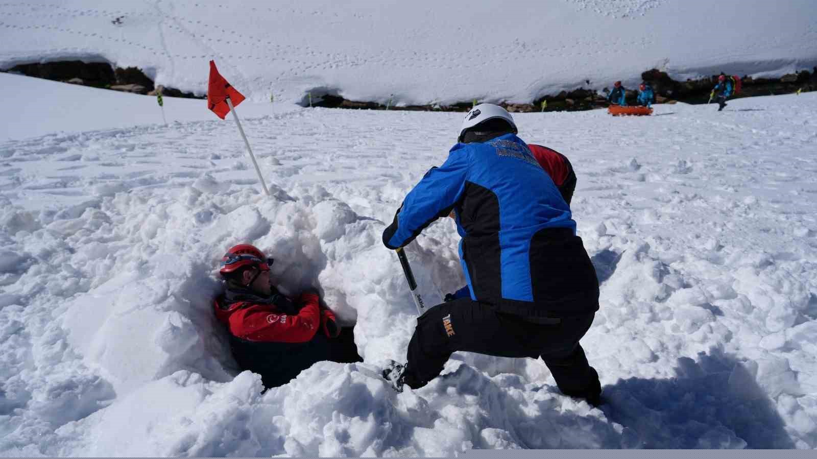 Uludağ’da çığ arama kurtarma tatbikatı gerçekleşti
