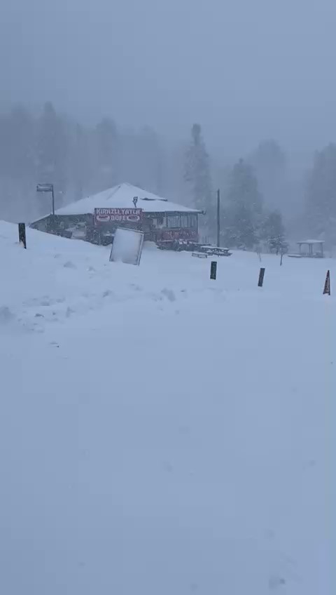Uludağ’da dün gece yoğun kar yağdı, kar kalınlığı 163 santimetreye ulaştı
