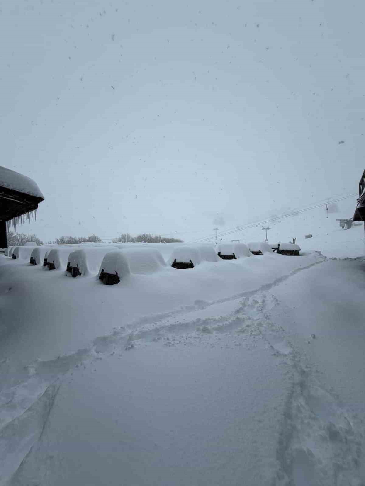 Uludağ’da etkili olan kar yağışıyla günübirlikçiler zirveye akın etti
