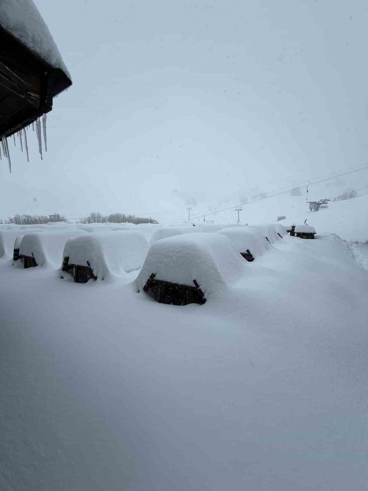 Uludağ’da etkili olan kar yağışıyla günübirlikçiler zirveye akın etti
