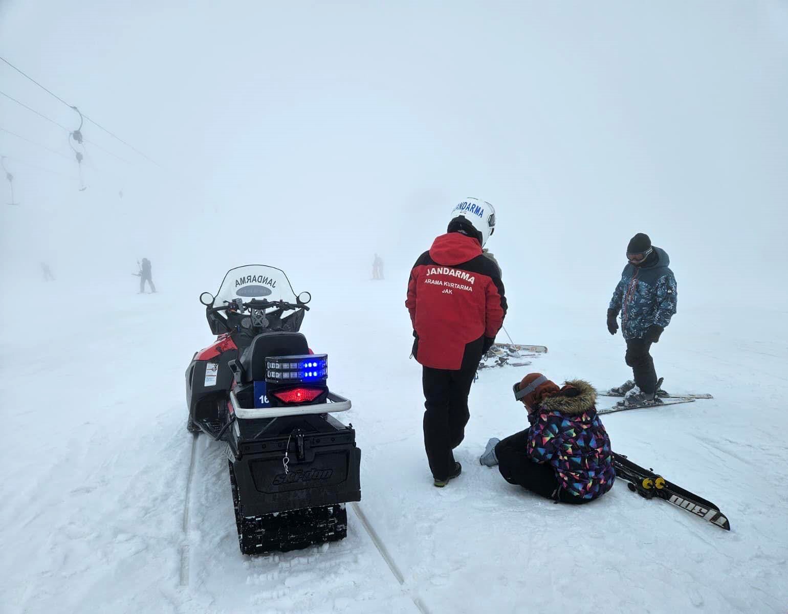 Uludağ’da jandarmadan kayakçılara yardım eli
