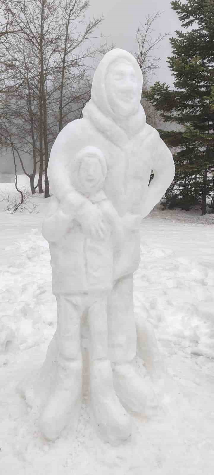 Uludağ’da kardan heykel sanat eserini aratmadı
