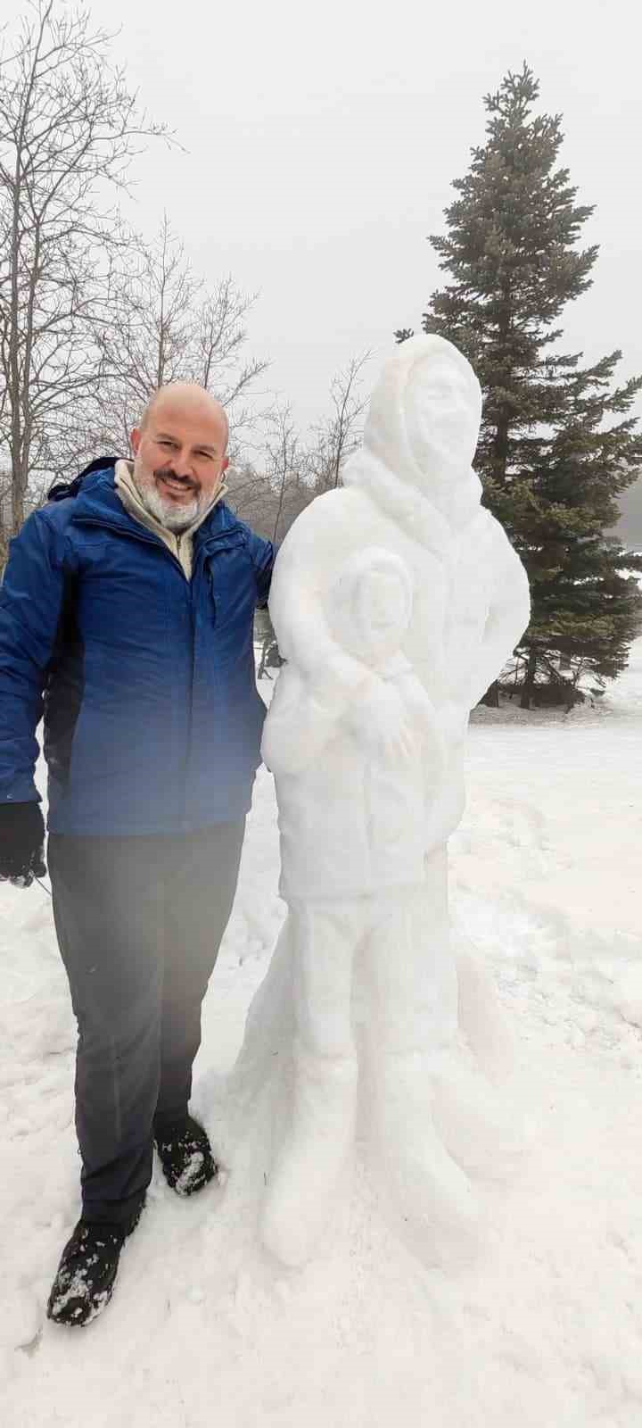 Uludağ’da kardan heykel sanat eserini aratmadı
