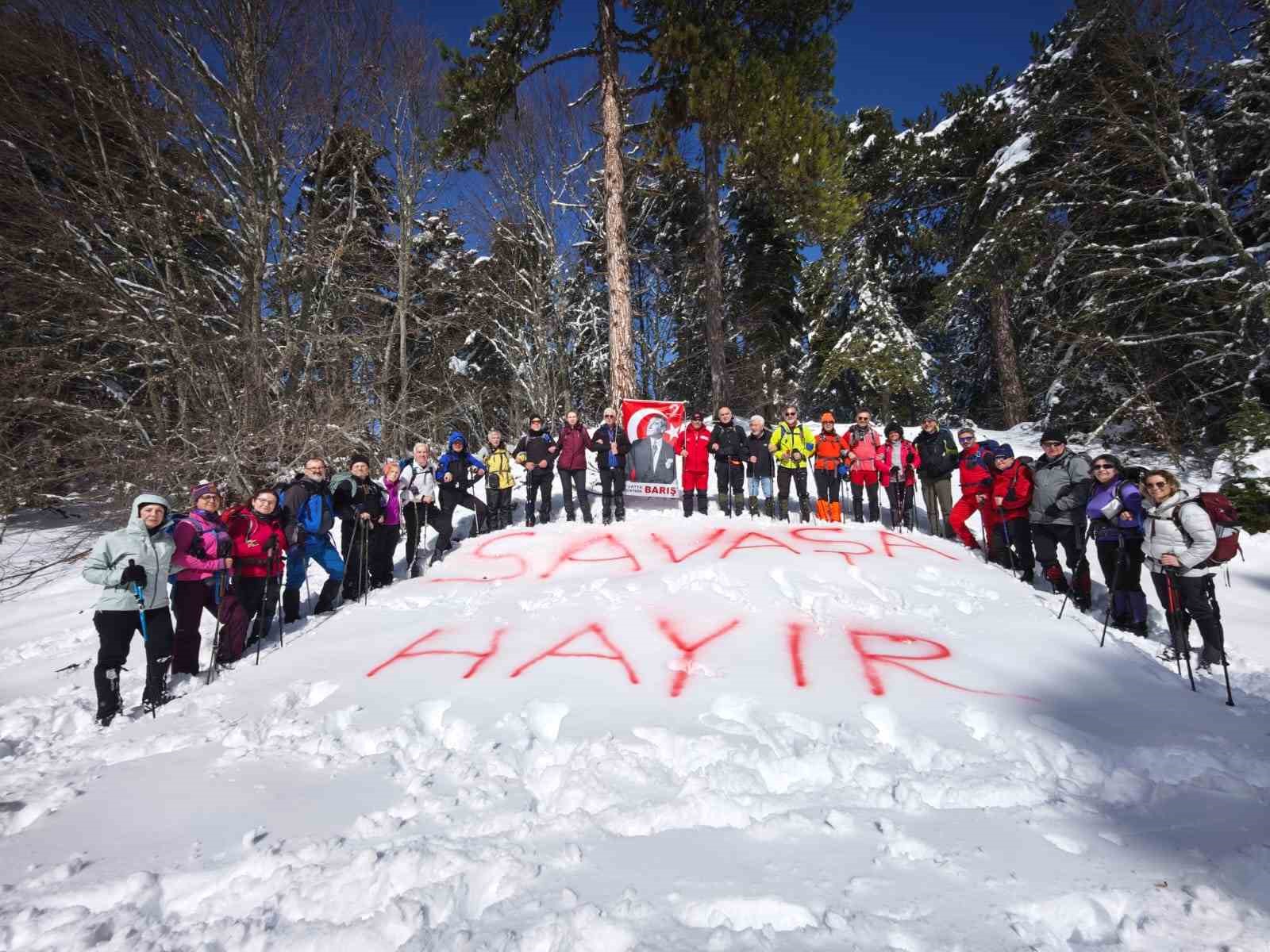 Uludağ’da karlara "savaşa hayır" yazdılar
