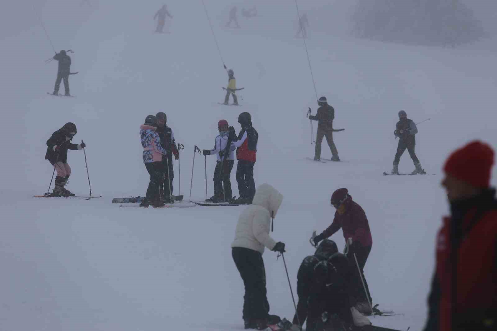 Uludağ’da sömestr tatilinin son günlerinde sis ve soğuğa rağmen yoğunluk sürüyor
