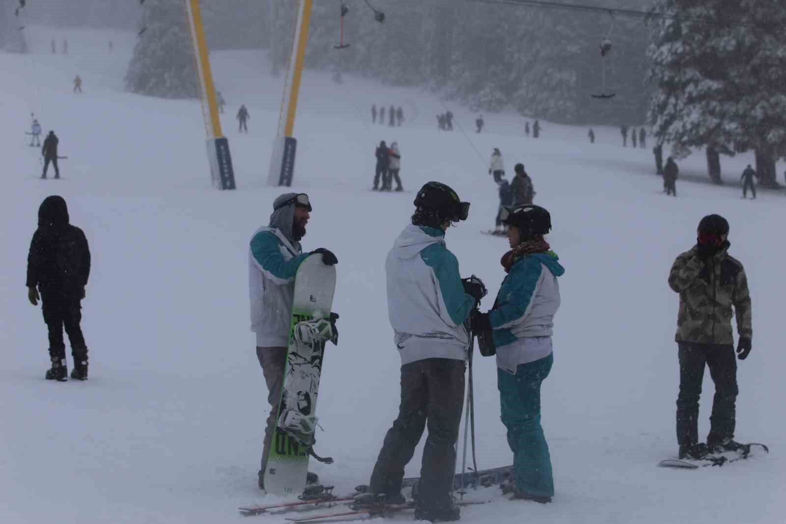 Uludağ’da sömestr tatilinin son günlerinde sis ve soğuğa rağmen yoğunluk sürüyor
