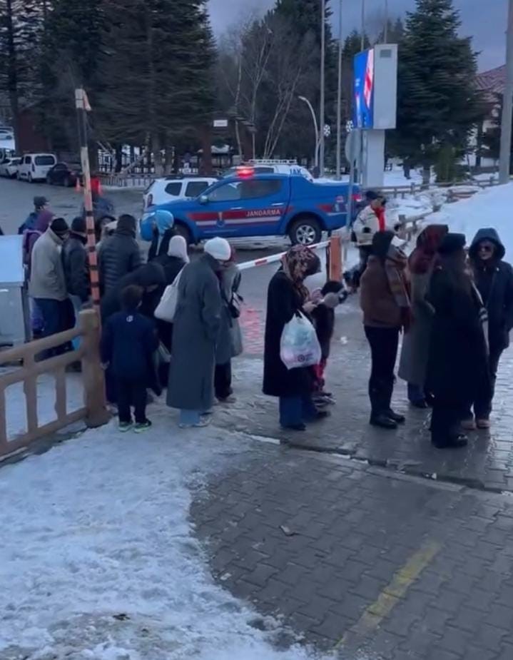 Uludağ’da teleferik kuyruğu metrelerce uzadı
