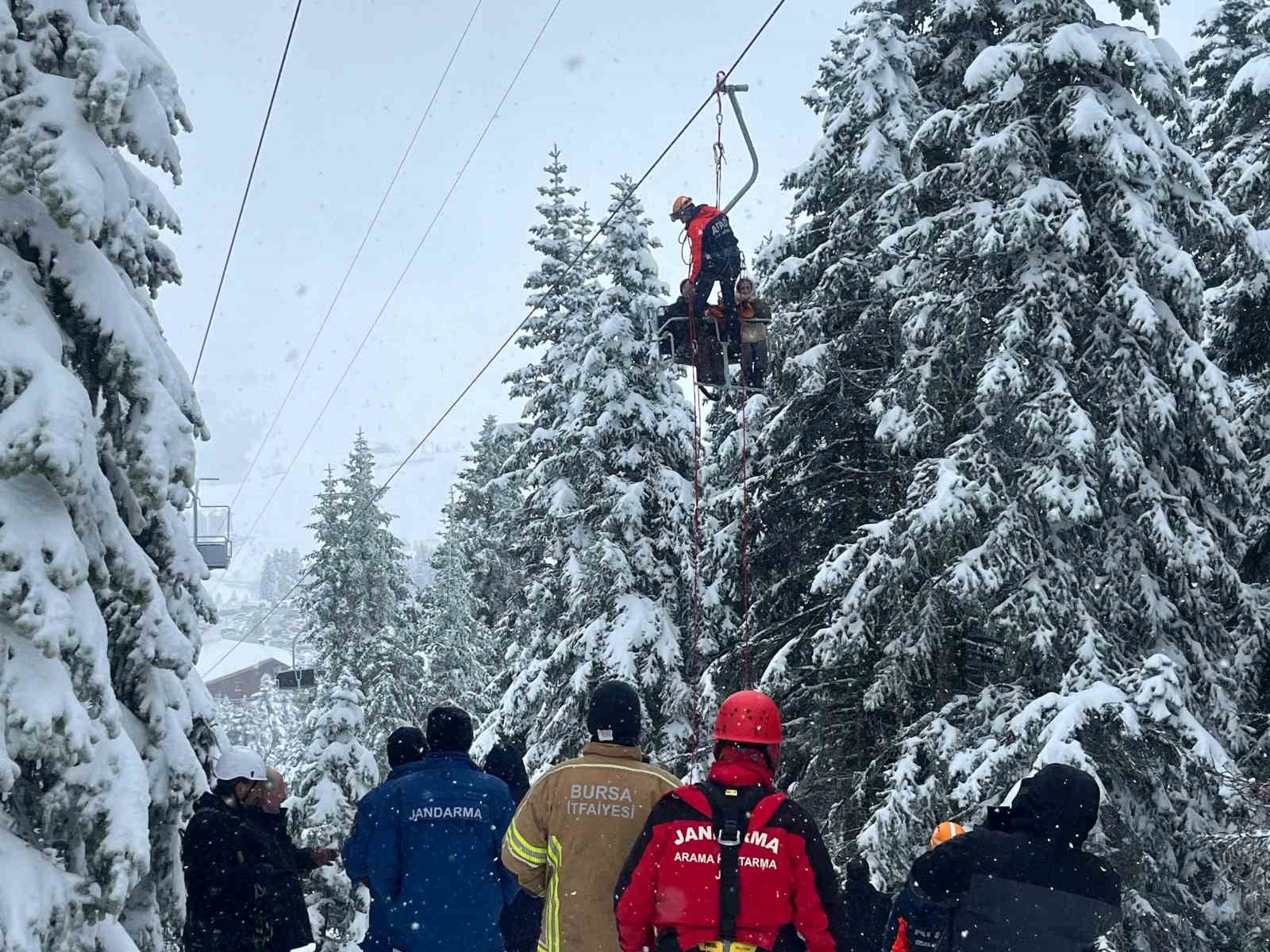 Uludağ’da telesiyej arızası: 52 tatilci kurtarıldı, 8 kişiyi kurtarma çalışması sürüyor
