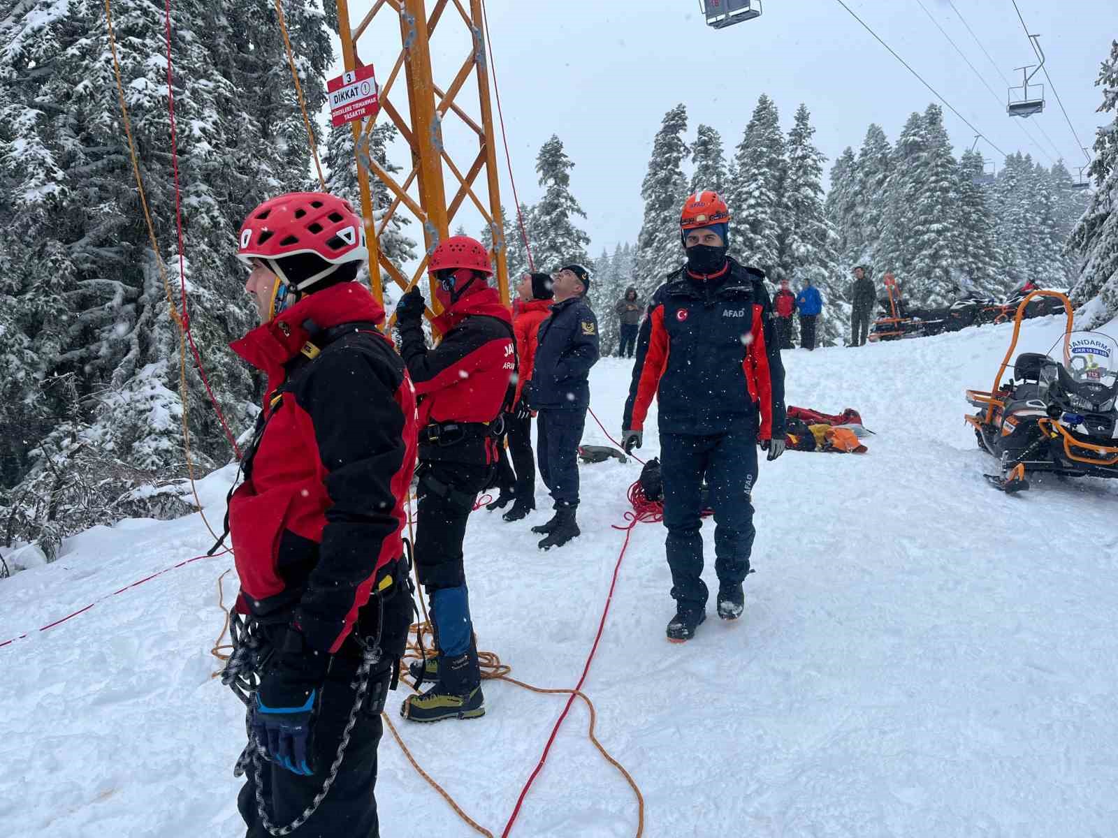 Uludağ’da telesiyej arızası: 52 tatilci kurtarıldı, 8 kişiyi kurtarma çalışması sürüyor
