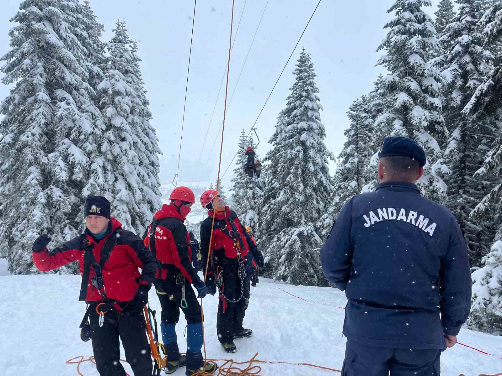 Uludağ’da telesiyej arızası: 52 tatilci kurtarıldı, 8 kişiyi kurtarma çalışması sürüyor
