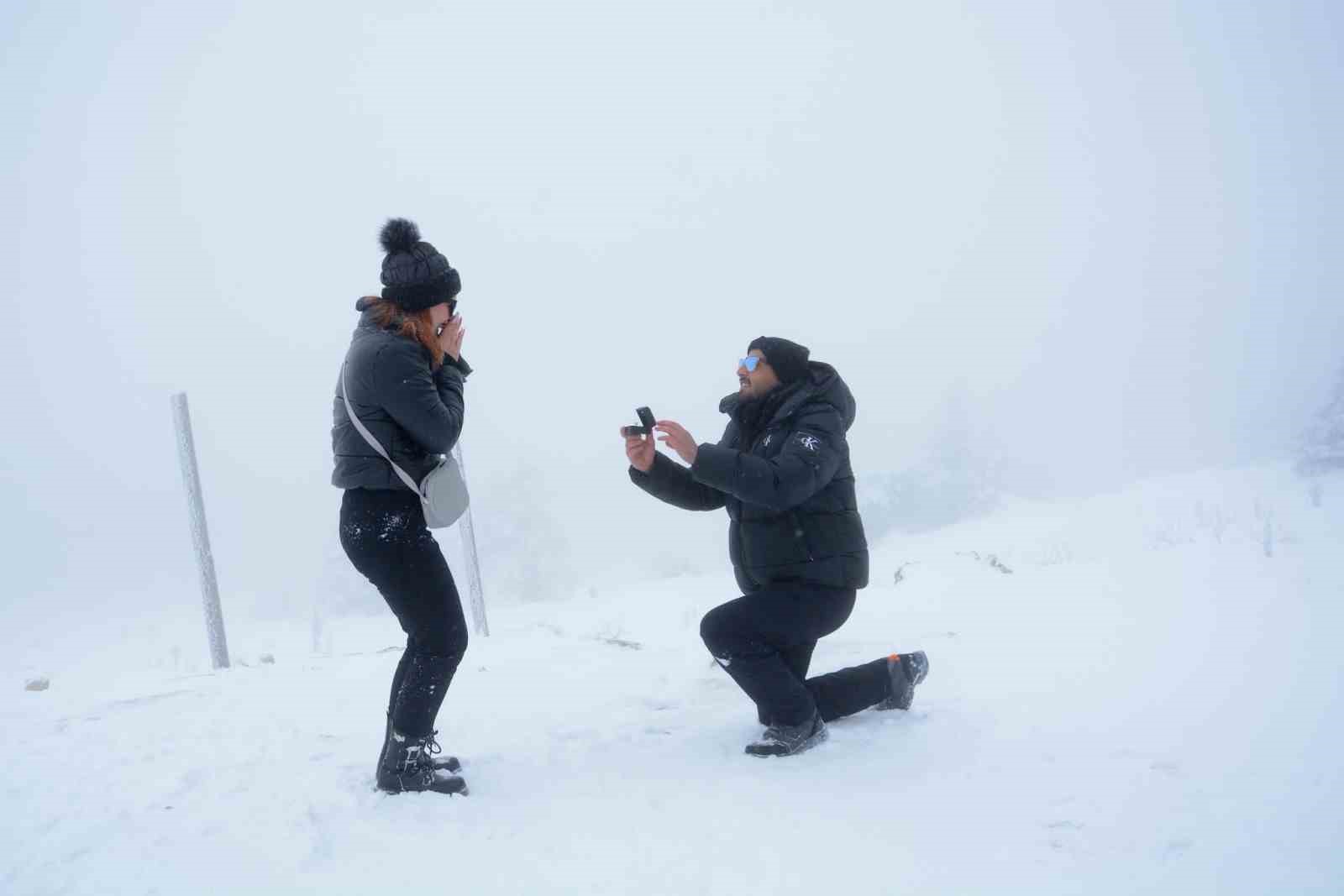 Uludağ’da yılın son ve ilk romantik sürprizleri: Karlar altında iki "Evet"
Uludağ’da yılın son ve ilk romantik sürprizleri: Karlar altında iki "Evet"