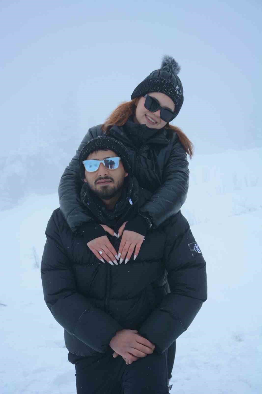 Uludağ’da yılın son ve ilk romantik sürprizleri: Karlar altında iki "Evet"
Uludağ’da yılın son ve ilk romantik sürprizleri: Karlar altında iki "Evet"