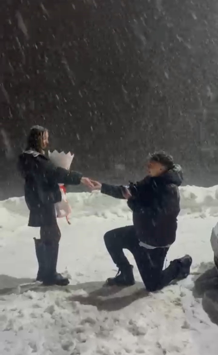 Uludağ’da yılın son ve ilk romantik sürprizleri: Karlar altında iki "Evet"
Uludağ’da yılın son ve ilk romantik sürprizleri: Karlar altında iki "Evet"