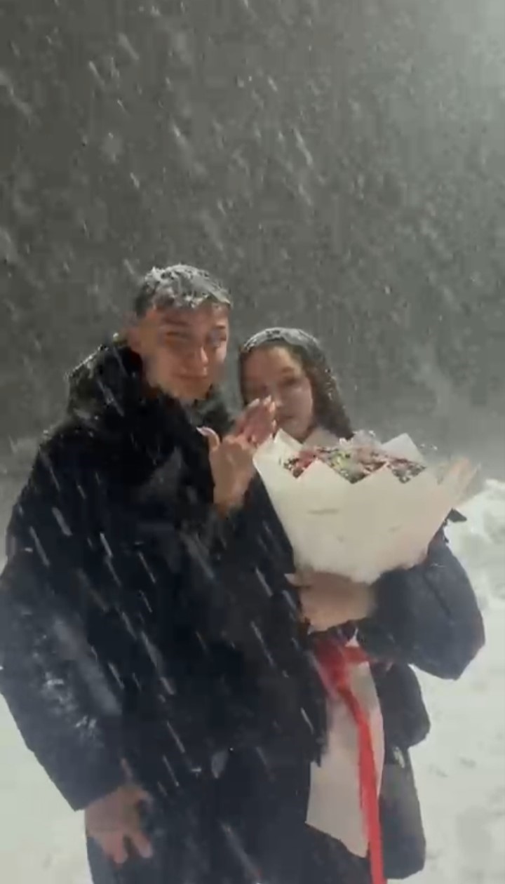 Uludağ’da yılın son ve ilk romantik sürprizleri: Karlar altında iki "Evet"
Uludağ’da yılın son ve ilk romantik sürprizleri: Karlar altında iki "Evet"